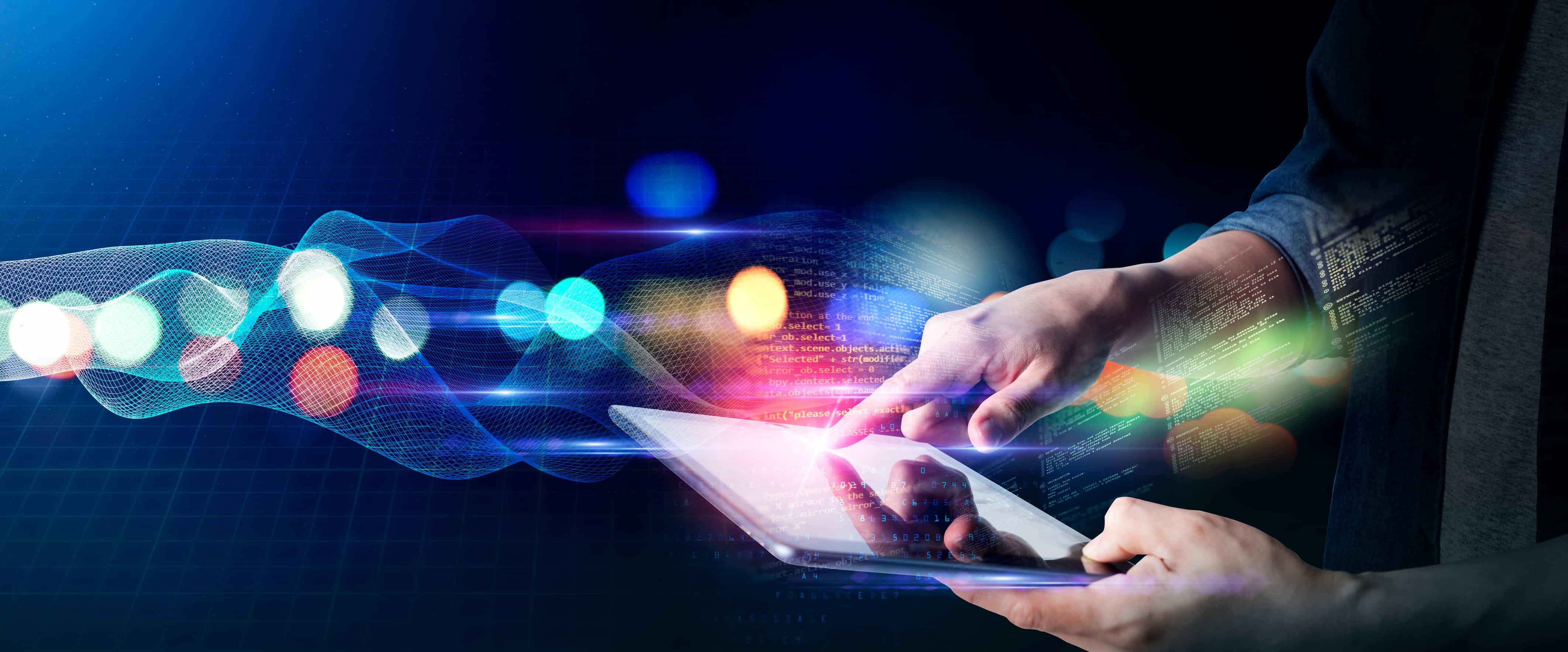 Händer som strukturerar digital data och LMM-filer på en surfplatta via en AI-byrå i Malmö.